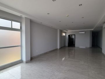 En venta amplio y lujoso departamento vista al rio en Veleros del Rio, Km 4.5 via a Samborondon