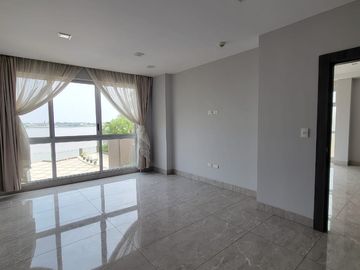 En venta amplio y lujoso departamento vista al rio en Veleros del Rio, Km 4.5 via a Samborondon