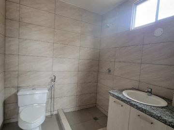 En venta amplio y lujoso departamento vista al rio en Veleros del Rio, Km 4.5 via a Samborondon