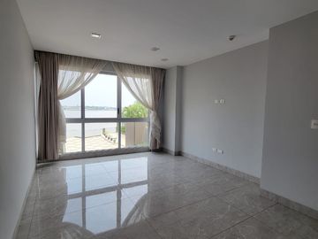 En venta amplio y lujoso departamento vista al rio en Veleros del Rio, Km 4.5 via a Samborondon