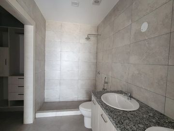 En venta amplio y lujoso departamento vista al rio en Veleros del Rio, Km 4.5 via a Samborondon