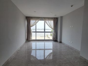 En venta amplio y lujoso departamento vista al rio en Veleros del Rio, Km 4.5 via a Samborondon