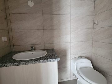 En venta amplio y lujoso departamento vista al rio en Veleros del Rio, Km 4.5 via a Samborondon