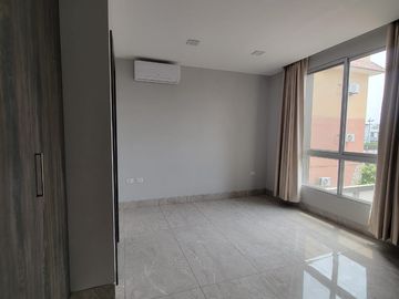 En venta amplio y lujoso departamento vista al rio en Veleros del Rio, Km 4.5 via a Samborondon
