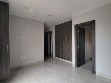 En venta amplio y lujoso departamento vista al rio en Veleros del Rio, Km 4.5 via a Samborondon