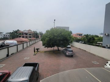 En venta amplio y lujoso departamento vista al rio en Veleros del Rio, Km 4.5 via a Samborondon