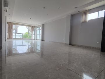 En venta amplio y lujoso departamento vista al rio en Veleros del Rio, Km 4.5 via a Samborondon