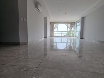 En venta amplio y lujoso departamento vista al rio en Veleros del Rio, Km 4.5 via a Samborondon