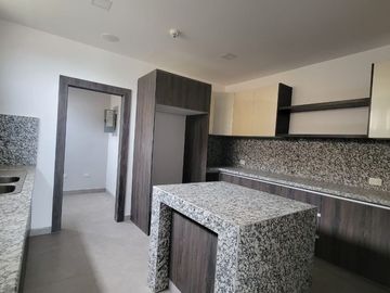 En venta amplio y lujoso departamento vista al rio en Veleros del Rio, Km 4.5 via a Samborondon