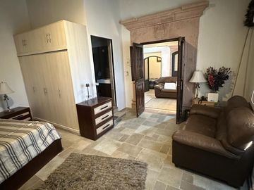 VENDO CASA EN EL CENTRO. QRO