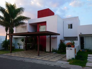 VENDO CASA EN FRACCIONAMIENTO MISION DE CONCA, QRO.