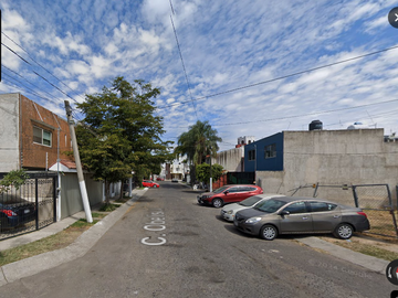 Casa en venta en Los Girasoles con 183 m2 de terreno con 4 recamaras.