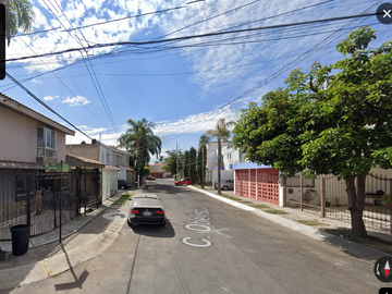 Casa en venta en Los Girasoles con 183 m2 de terreno con 4 recamaras.