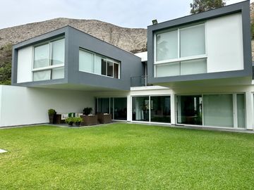 Venta espectacular residencia Urb. La Planicie 1ra etapa, La Molina. Vista al golf