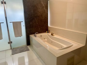 Venta espectacular residencia Urb. La Planicie 1ra etapa, La Molina. Vista al golf