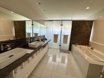 Venta espectacular residencia Urb. La Planicie 1ra etapa, La Molina. Vista al golf