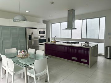 Venta espectacular residencia Urb. La Planicie 1ra etapa, La Molina. Vista al golf