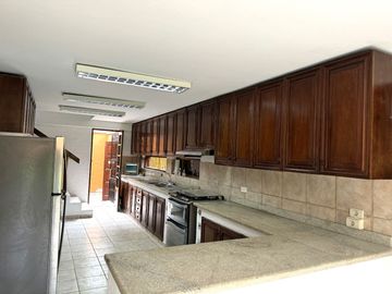 Venta linda casa  muy cerca a Chacarilla. Surco