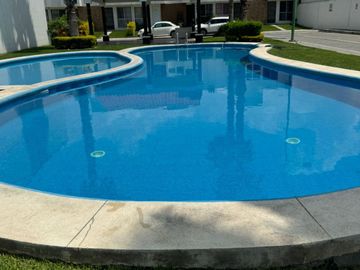 CASA CON ALBERCA Y PARQUE ACUATICO AL SUR DE MORELOS