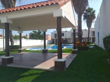 CASA CON ALBERCA Y PARQUE ACUATICO AL SUR DE MORELOS