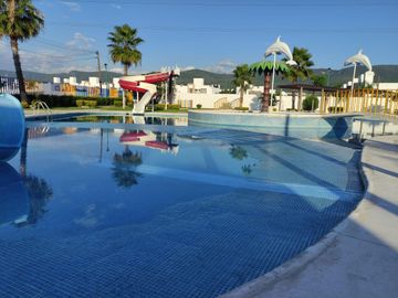 CASA CON ALBERCA Y PARQUE ACUATICO AL SUR DE MORELOS