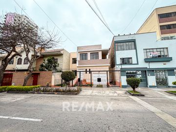 VENTA DE CASA COMO TERRENO EN EL SOLICITADO DISTRITO DE PUEBLO LIBRE