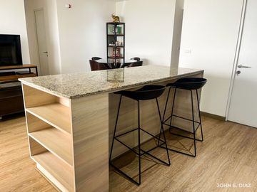 ¡Vive el Lujo en Miraflores! Moderno Departamento de 2 Habitaciones con Cochera por $219,000