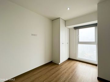 ¡Vive el Lujo en Miraflores! Moderno Departamento de 2 Habitaciones con Cochera por $219,000