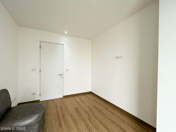 ¡Vive el Lujo en Miraflores! Moderno Departamento de 2 Habitaciones con Cochera por $219,000