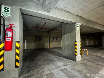 ¡Vive el Lujo en Miraflores! Moderno Departamento de 2 Habitaciones con Cochera por $219,000