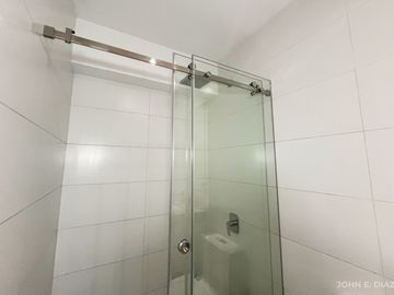 ¡Vive el Lujo en Miraflores! Moderno Departamento de 2 Habitaciones con Cochera por $219,000