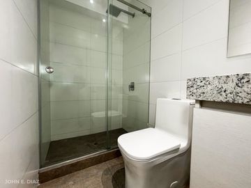 ¡Vive el Lujo en Miraflores! Moderno Departamento de 2 Habitaciones con Cochera por $219,000