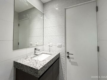 ¡Vive el Lujo en Miraflores! Moderno Departamento de 2 Habitaciones con Cochera por $219,000