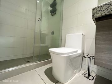 ¡Vive el Lujo en Miraflores! Moderno Departamento de 2 Habitaciones con Cochera por $219,000