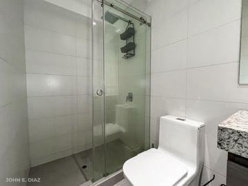 ¡Vive el Lujo en Miraflores! Moderno Departamento de 2 Habitaciones con Cochera por $219,000
