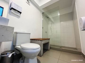 ¡Vive el Lujo en Miraflores! Moderno Departamento de 2 Habitaciones con Cochera por $219,000