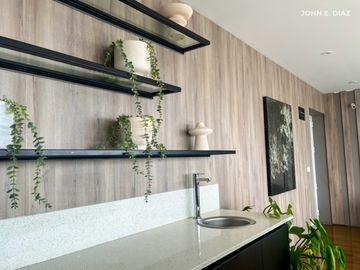 ¡Vive el Lujo en Miraflores! Moderno Departamento de 2 Habitaciones con Cochera por $219,000