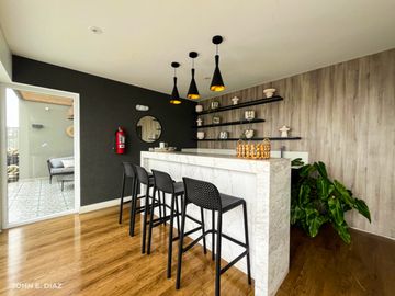 ¡Vive el Lujo en Miraflores! Moderno Departamento de 2 Habitaciones con Cochera por $219,000