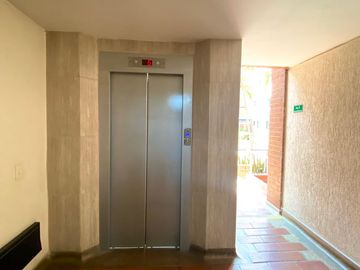 SE VENDE APARTAMENTO EN LA FONTANA, BARRIO HACIENDA
