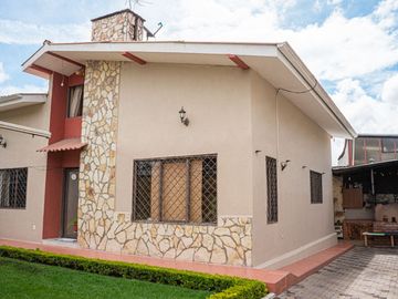 Casa en Venta, Sector Cuartel Cayambe, Ricaurte, Cuenca