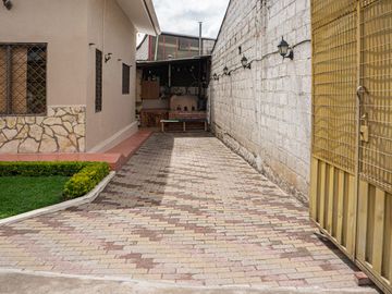 Casa en Venta, Sector Cuartel Cayambe, Ricaurte, Cuenca