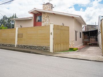 Casa en Venta, Sector Cuartel Cayambe, Ricaurte, Cuenca