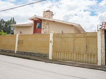 Casa en Venta, Sector Cuartel Cayambe, Ricaurte, Cuenca