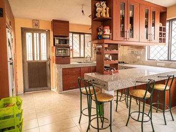 Casa en Venta, Sector Cuartel Cayambe, Ricaurte, Cuenca