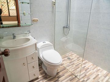 Casa en Venta, Sector Cuartel Cayambe, Ricaurte, Cuenca