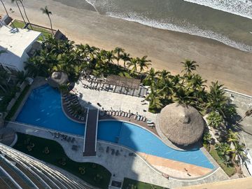 EN VENTA DEPARTAMENTO EN MAZATLAN DE 3 RECAMARAS A PIE DE PLAYA EN  CAMINO AL MAR (EQUIPADO) Y TRES BALCONES