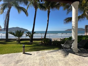 EN VENTA DEPARTAMENTO EN MAZATLAN DE 3 RECAMARAS A PIE DE PLAYA EN  CAMINO AL MAR (EQUIPADO) Y TRES BALCONES