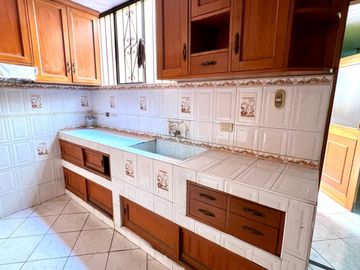 Se vende Casa de 3 pisos  el El Agustino