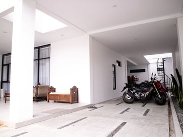 Rumah Villa Mewah Plus Kolam Renang Mini Futsal dan Basket di Perumahan Lembang Dekat UPI Setiabudi