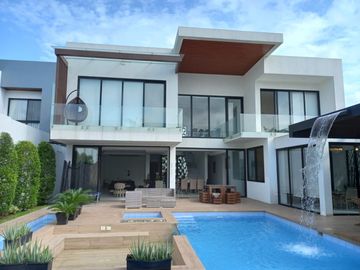 En venta lujosa y moderna casa en Isla del Rio, Mocoli, via a Samborondon